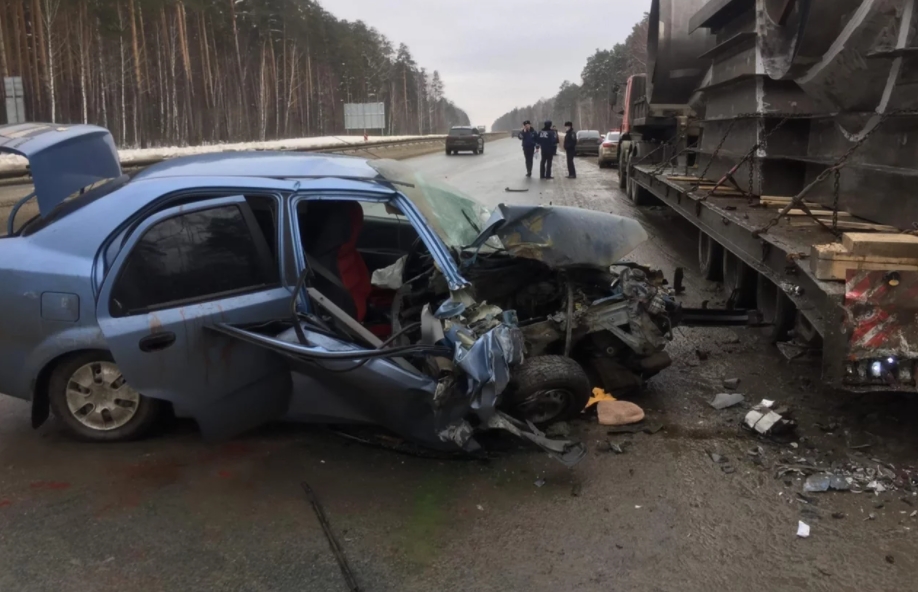 В серьезном столкновении с фурой пострадали 4 человека+2