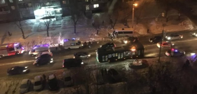 В Челябинске женщину с ребенком сбил автобус
