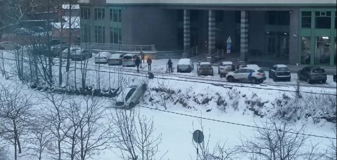 В Петербурге автомобиль чуть не съехал в реку