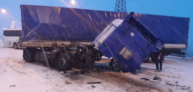 Два грузовика столкнулись в районе Жигулевской ГЭС