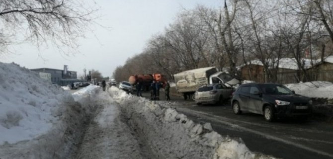 Последствия массового ДТП с цистерной, вылетевшей в сугроб