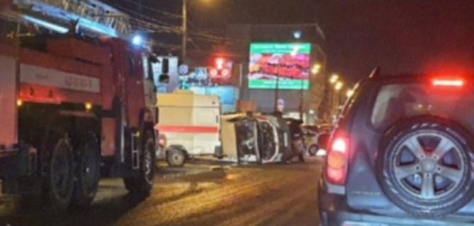 Жесткая авария, в которой «Скорую помощь» опрокидывают на перекрестке