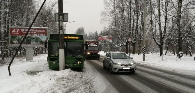 Во Всеволожске автобус врезался в столб