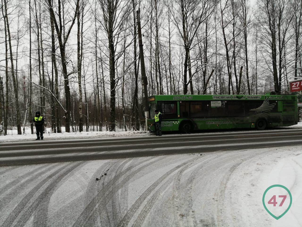 Во Всеволожске автобус врезался в столб (2)