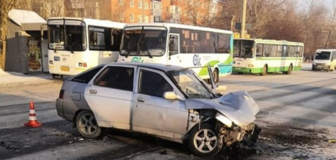 При столкновении с автобусом пострадали 3 пассажира ВАЗа