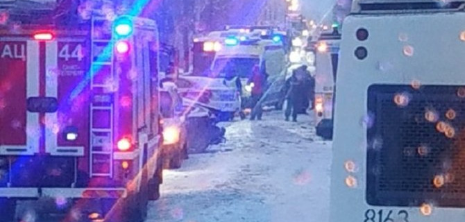 На Петрозаводском шоссе в Петербурге столкнулись автобус и три машины