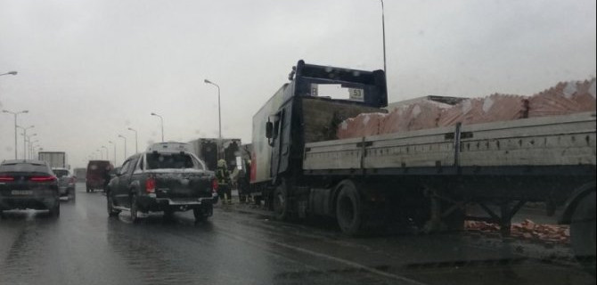 Два грузовика и легковушка столкнулись на КАД в Петербурге