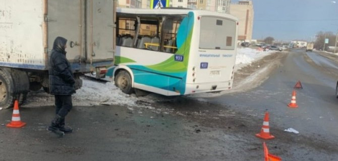 Пассажирский автобус с Омске столкнулся с грузовиком