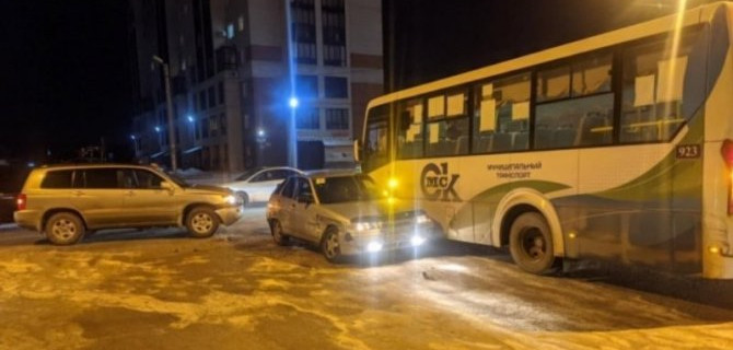 В тройное ДТП попал пассажирский автобус в Омске