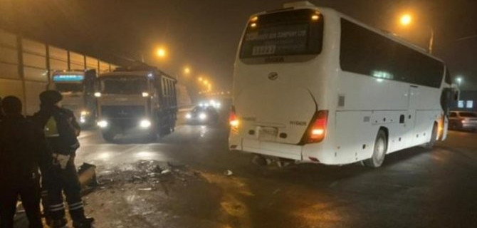 По дороге в гараж, водитель автобуса не забыл устроить аварию с попутным автомобилем