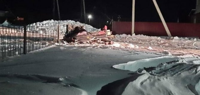 Бухому водителю снегохода не хватило знаний, и он взял на таран ограждение лицея