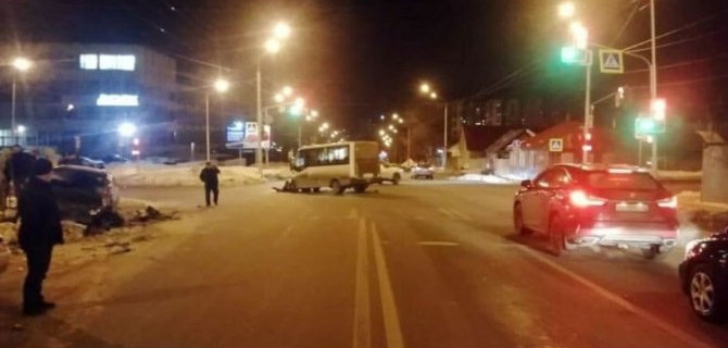 Микроавтобус в Уфе попал в аварию, пострадали 2 женщины