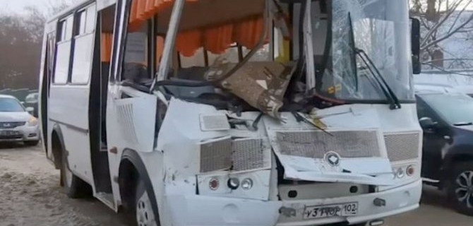 В маршрутке было 12 человек, когда она столкнулась с КамАЗом в городе Октябрьский