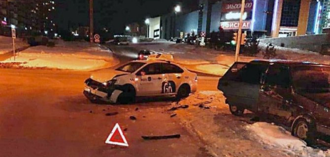 В Уфе авария с участием иномарки и ВАЗа, пострадала девушка