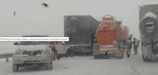 Шесть автомобилей под Красноярском стали участниками сразу трех аварий