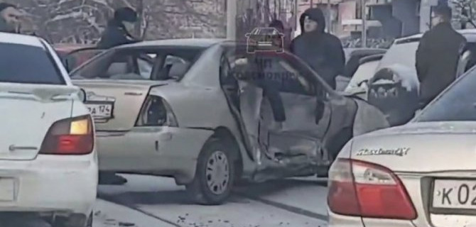 На улице Ястынской в Красноярске авария с участием трех машин