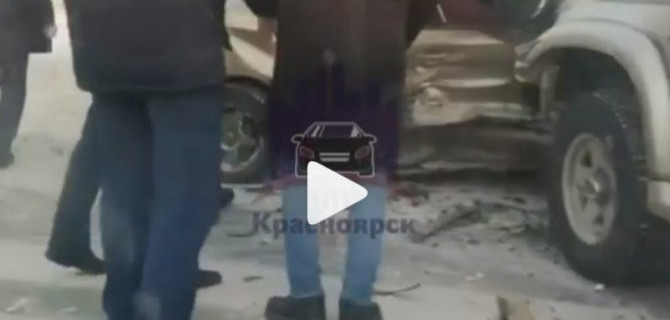 Три автомобиля столкнулись в Красноярске, один человек погиб