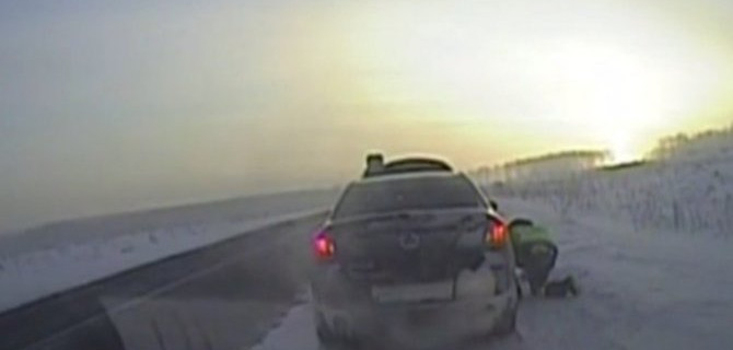 Лопнуло колесо, на улице морозище «-40», и автоледи такая стоит в Заозерном, задумчивая