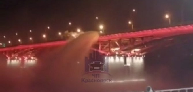 Рукотворные потоки грязного снега, падающие на крыши автомобилей, заснял неравнодушный красноярец