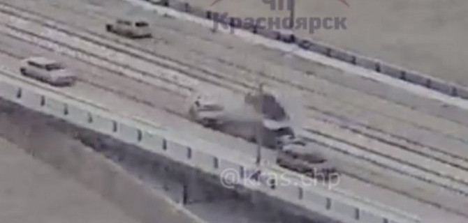 Авария на Коммунальном мосту в Красноярске парализовала все движение
