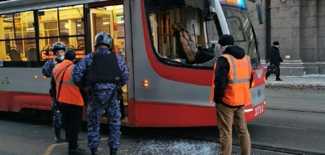 В Петербурге женщина напала на трамвай