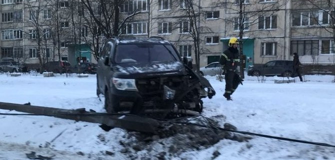 На Шлиссельбургском проспекте в Петербурге иномарка врезалась в столб
