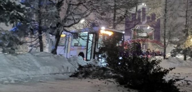 Бедный водитель автобуса так переработался, что потерял сознание за рулем