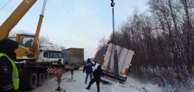 16 тонн мандаринов легло в кювет, но люди прыгают как чижики