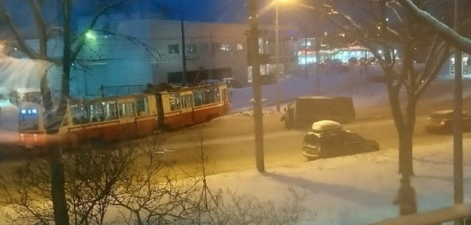 В Петербурге в ДТП с трамваем на проспекте Науки пострадал человек