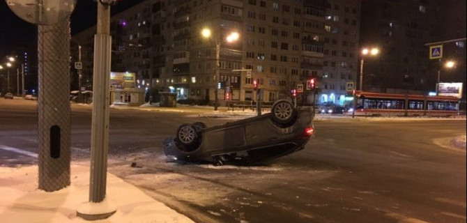 В Петербурге машина опрокинулась на крышу