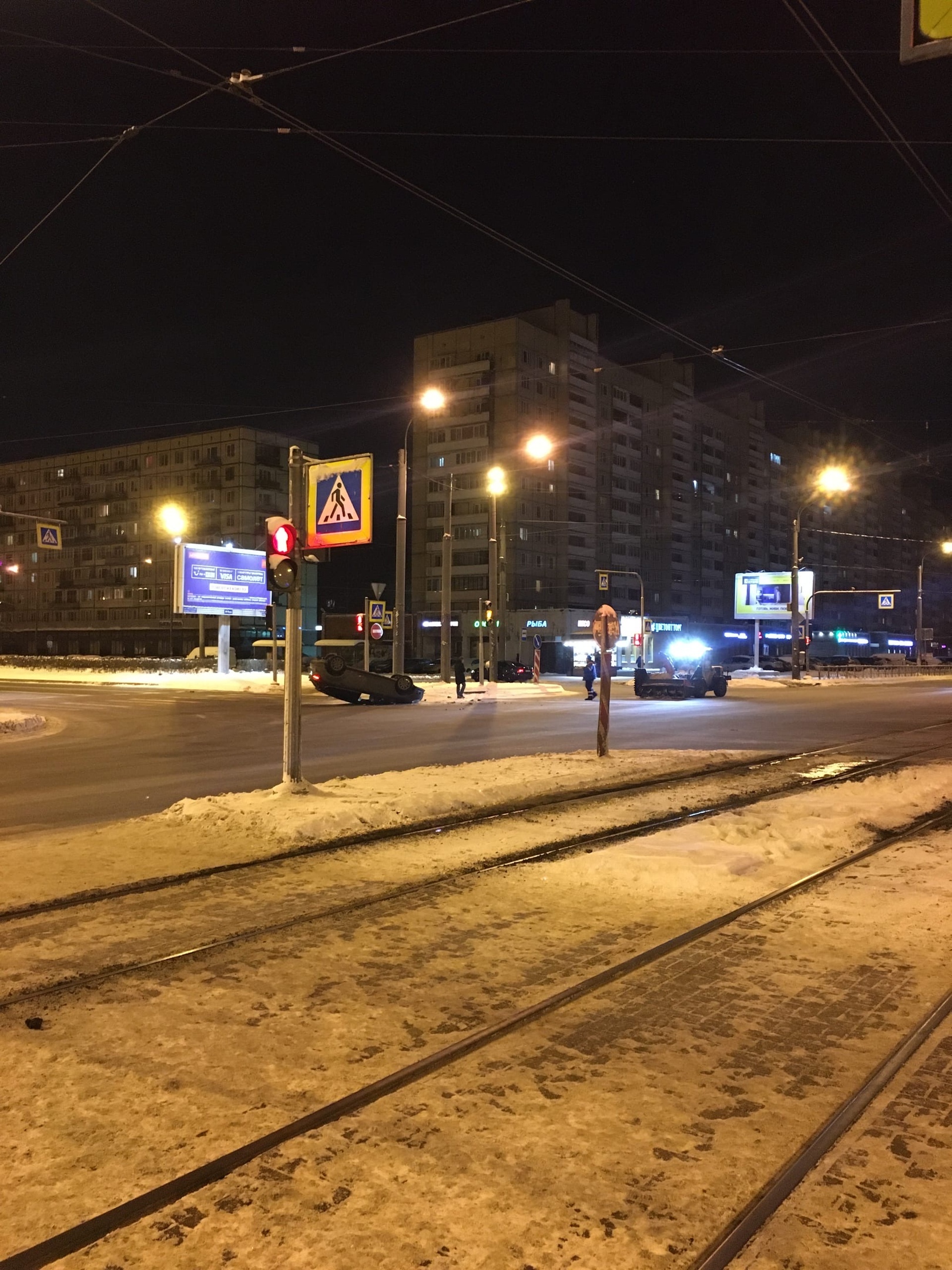 В Петербурге машина опрокинулась на крышу (1)