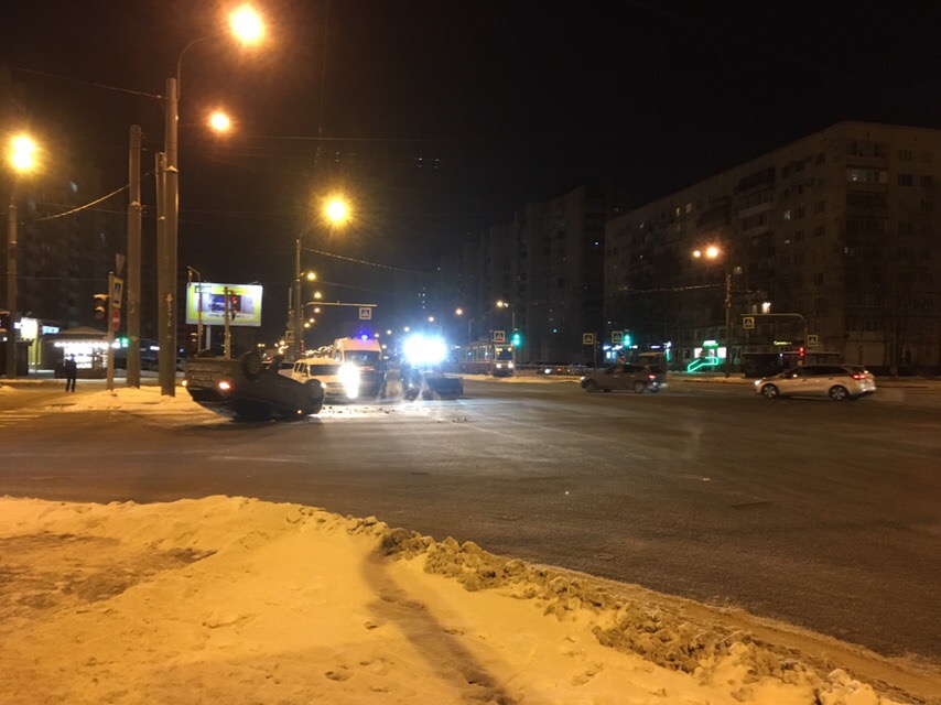 В Петербурге машина опрокинулась на крышу (2)