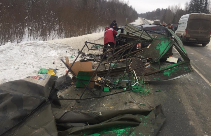 Проезжавшая мимо реанимация остановилась, чтобы помочь пострадавшим в массовом ДТП_2