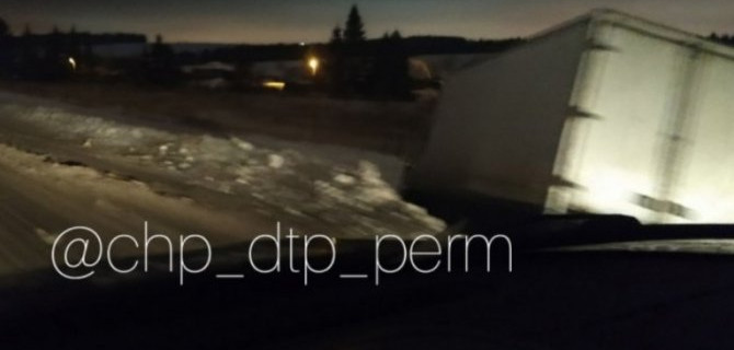 Под деревней Замараево столкнулись грузовики, один из которых улетел в кювет