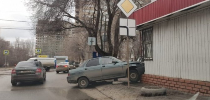 Наверное, в поисках хавчика легковушка пробила стену продуктового магазина