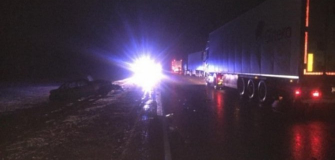 При столкновении магистрального тягача с легковушкой, водитель последней до приезда Скорой помощи не дожил