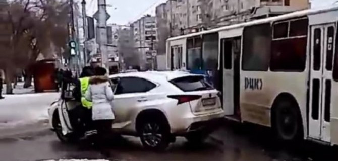 Хозяйка Lexus бредит, она убеждена, что ее машину троллейбус таранил специально