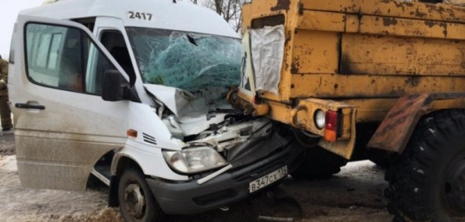 Как маршрутка таранила грейдер, и чем это закончилось