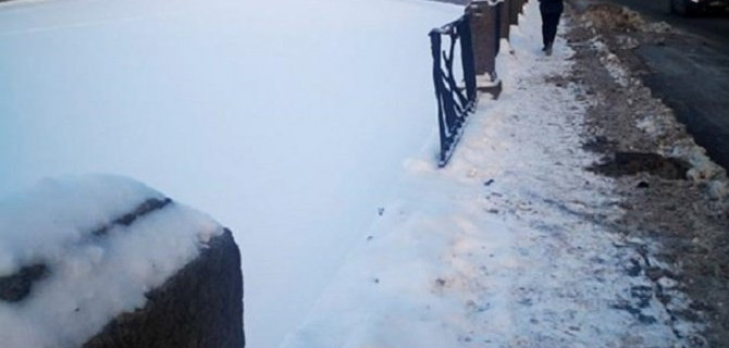 В Петербурге на Фонтанке автомобиль выбил кусок ограды и уехал