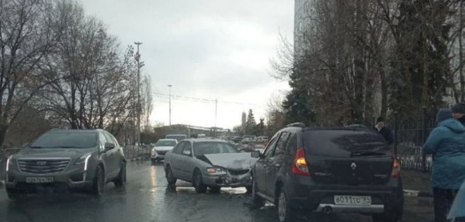 В Саратове произошло лобовое столкновение двух иномарок, спровоцировав затор