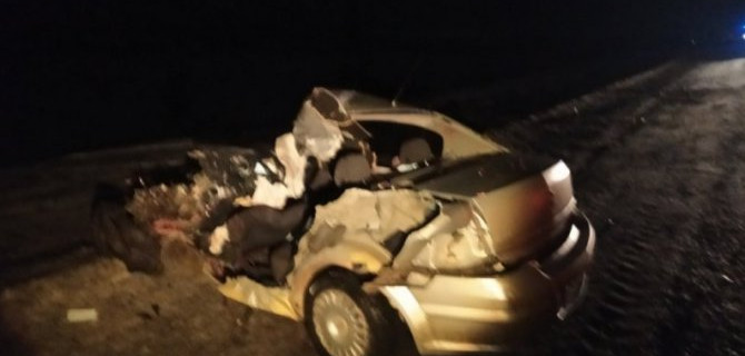 От удара грузовика «Опель» разорвало на две части