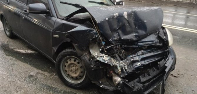 «Приора» некисло рехтанула троллейбус в Саратове