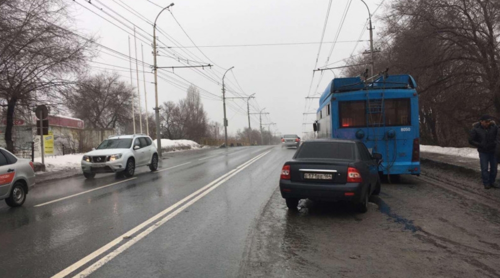 «Приора» некисло рехтанула троллейбус в Саратове_2