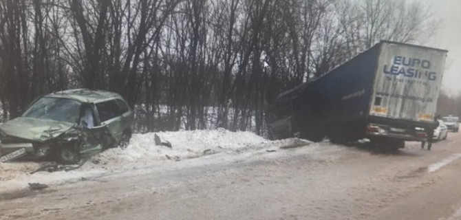 При столкновении фуры с легковушкой в Саратовской области, погиб мужчина