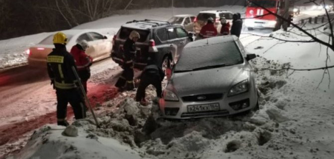 Иномарка, в салоне которой сидело двое детей, столкнулась с внедорожником