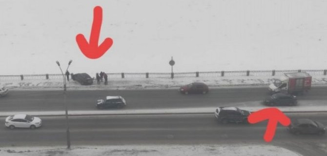 В Петербурге после ДТП снесли ограду на Октябрьской набережной