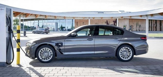 Две линейки BMW получили гибридные модификации