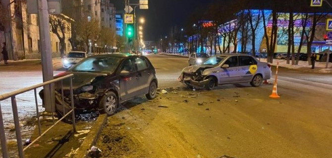 В центре Тюмени произошла авария с участием женщины и годовалого ребенка