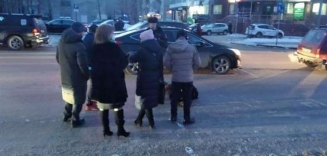 «БМВ» сбило женщину, которая пыталась вечером перебежать дорогу