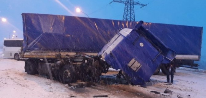 Когда два грузовика сходятся в лобовухе — это разрушительно